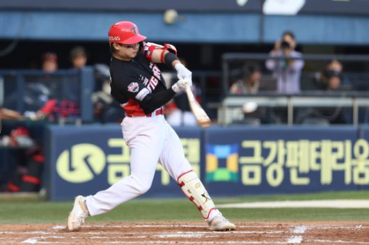 KIA 타이거즈 윤도현이 3일 서울 잠실야구장에서 열린 2025 KBO리그 정규시즌 두산 베어스와의 원정 경기에서 타격하고 있다. KIA 타이거즈 제공