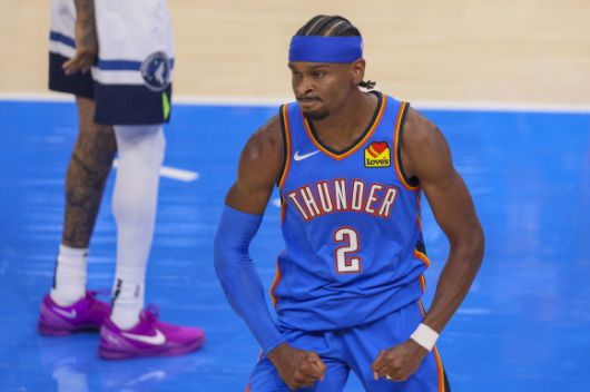 오클라호마시티 선더 샤이 길저스알렉산더가 지난달 23일(한국시간) 미국 오클라호마시티 페이컴 센터에서 열린 2024~25 NBA 서부 콘퍼런스 결승 2차전 미네소타 팀버울브스와의 홈 경기에서 득점한 뒤 기뻐하고 있다. AP 연합뉴스