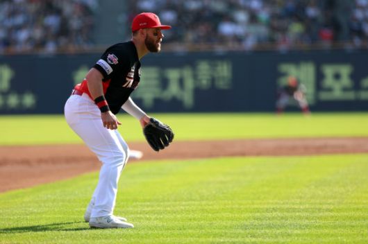 KIA 타이거즈 패트릭 위즈덤이 3일 서울 잠실야구장에서 열린 2025 KBO리그 정규시즌 두산 베어스와의 원정 경기에서 3루수로 수비하고 있다. KIA 타이거즈 제공