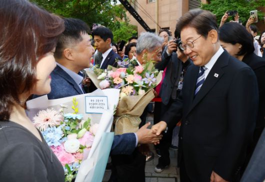 사저 출발, 인사하는 이재명 대통령 - 이재명 대통령이 4일 인천 계양구 사저를 출발하며 주민, 지지자와 인사하고 있다. 2025.6.4 연합뉴스