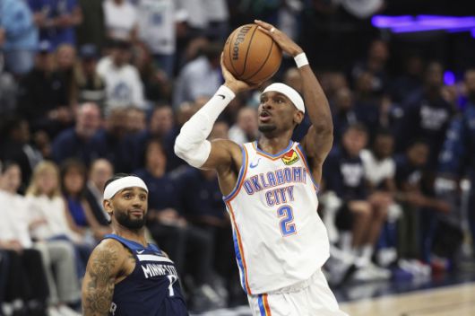 오클라호마시티 선더 샤이 길저스알렉산더가 27일(한국시간) 미국 미네소타주 미니애폴리스의 타깃 센터에서 열린 2024~25 NBA 서부 콘퍼런스 결승 4차전 미네소타와의 팀버울브스와의 원정 경기에서 슛하고 있다. AP 연합뉴스