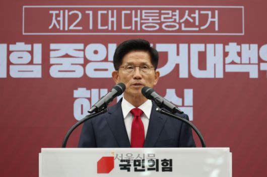 김문수 국민의힘 대선 후보가 4일 서울 여의도 국민의힘 당사에서 열린 중앙선대위 해단식에서 발언하고 있다. 2025.06.04 안주영 전문기자