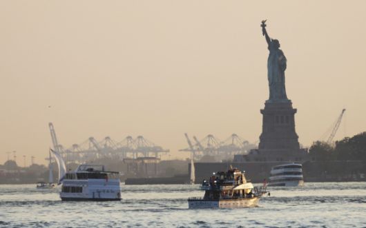 지난 4일 미국 뉴욕 자유의 여신상 주위 하늘이 캐나다 산불 연기로 뿌옇게 물들어 있다. AP 연합뉴스