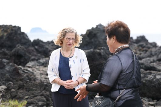 잉거 안데르센 유엔환경계획(UNEP) 사무총장이 제주해녀협회 장영미 부회장(왼쪽)과 서귀포시 법환동에서 면담을 갖고 해양 플라스틱 오염이 해녀들의 조업 활동과 해양생태계에 미치는 영향을 직접 청취했다. 제주도 제공