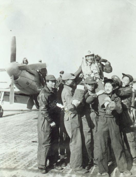 6·25 전쟁 당시 대한민국 최초 100회 출격을 달성한 김두만 장군의 모습. 공군 제공