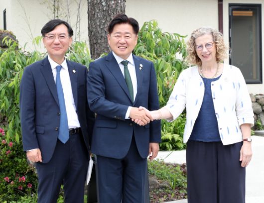 오영훈 제주도지사가 4일 오전 서귀포시 소재 회수다옥에서 안데르센 사무총장과 만나 제주도의 혁신적인 환경정책을 소개하며 UNEP와의 협력 강화 방안을 논의했다. 제주도 제공