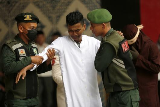 4일(현지시간) 인도네시아 수마트라섬 서부 아체주 반다아체에 있는 공원에서 한 남성이 공개 태형을 받고 나서 괴로워하고 있다. 이 남성은 여성과 혼외 성관계를 한 혐의로 유죄를 선고받았다. EPA 연합뉴스