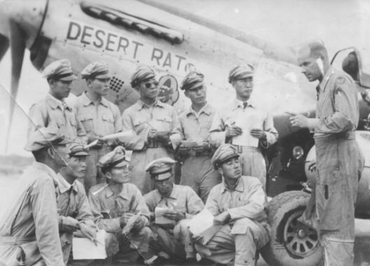 6·25전쟁 당시 미군 F-51D 인수를 위해 주일미군기지에서 비행교육을 받고 있는 故 강호륜 장군의 모습. 앞줄 왼쪽에서 세번째가 강 장군. 공군 제공