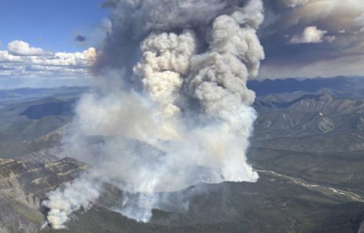 지난 2일 캐나다 브리티시 컬럼비아주 서밋 호수 북동쪽에서 타오르는 산불 모습. AP 연합뉴스