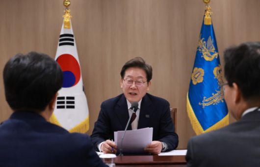 이재명 대통령이 4일 서울 용산 대통령실 청사에서 열린 ‘대통령 1호 명령, 비상경제점검 태스크포스(TF) 회의’에서 발언하고 있다.  연합뉴스