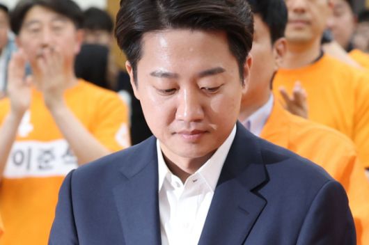 고개 숙인 이준석 - 이준석 개혁신당 대선후보가 3일 서울 여의도 국회 의원회관에 마련된 제21대 대통령선거 개표상황실을 방문해 고개를 숙이고 있다. 2025.06.03. 뉴시스