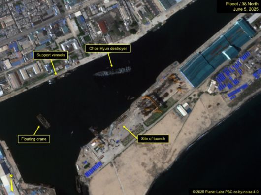 미국의 북한전문매체 38노스는 5일 북한이 좌초한 5000t급(최현급) 최신 구축함을 바로 세운 뒤 물에 띄우는 작업까지 성공했다고 보도했다. 사진은 매체가 공개한 미국 상업위성업체 플래닛 랩스 PBC 촬영분. 기립해 물에 뜬 구축함이 식별된다. 2025.6.5 38노스 캡처