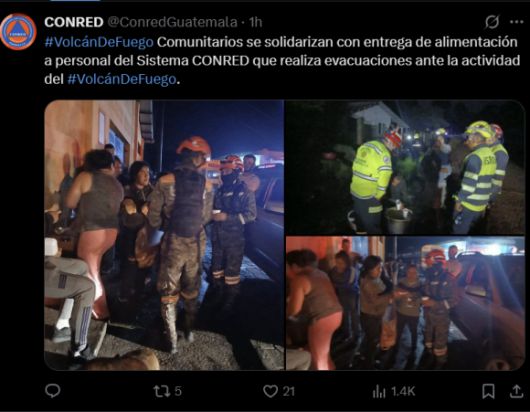 5일(현지시간) 과테말라 지역사회 자원봉사자들이 푸에고 화산 분화에 긴급 대피한 주민들에게 식량을 지원하고 있다. 출처=CONRED 엑스