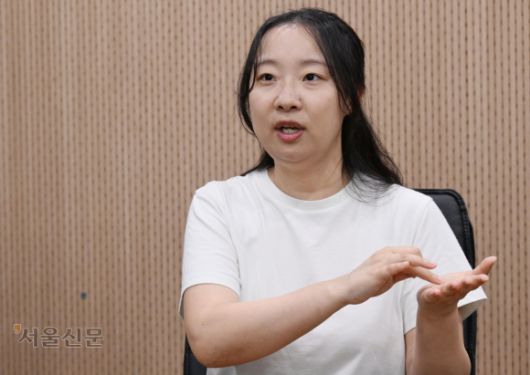 8년간 은둔 생활을 겪은 당사자였던 김초롱(32)씨가 지난 8일 서울 중구 프레스센터에서 고립·은둔청년 지원을 위한 전문 인력 양성의 필요성에 대해 이야기하고 있다. 안주영 전문기자