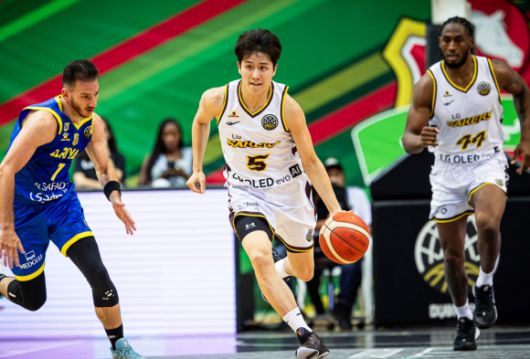 창원 LG 양준석이 9일(한국시간) 아랍에미리트 두바이의 셰이크 사이드 빈 막툼 스포츠홀에서 열린 2025 국제농구연맹(FIBA) 바스켓볼 챔피언스리그(BCL) 아시아 조별리그 C조 베이루트와의 2차전에서 드리블하고 있다. FIBA 제공