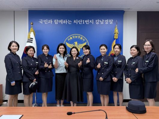 지난 4일 강남경찰서에서 열린 ‘2025년 강남녹색어머니연합회 위촉식’에서 기념촬영을 하는 이새날 의원(왼쪽에서 다섯 번째)