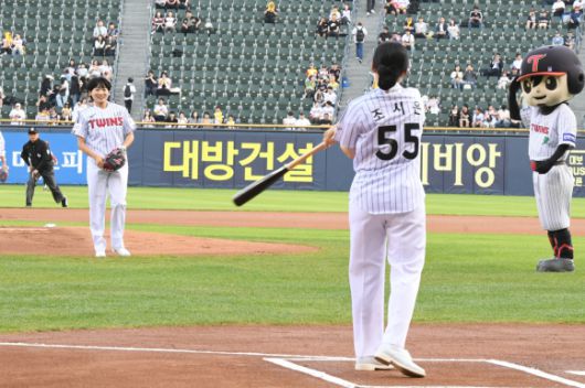 김해나 소위와 조시은 소위의 시구·기타 장면. 2025.6.10 해군 제공