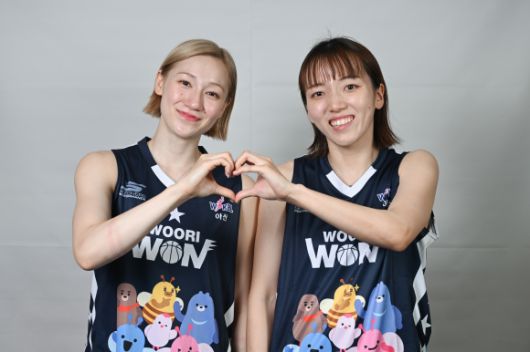 세키 나나미(왼쪽)와 오니즈카 아야노가 6일 일본 도쿄 올림픽기념청소년센터에서 열린 2025~26 여자프로농구 아시아쿼터 드래프트에서 각각 4순위, 9순위로 아산 우리은행에 지명된 뒤 기뻐하고 있다. WKBL 제공