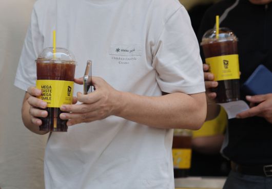 우리나라 성인이 가장 많이 마시는 음료는? - 우리나라 성인이 가장 많이 마시는 음료가 아메리카노와 같은 무가당 커피라는 조사가 나온 가운데 9일 서울 여의도 직장인들이 아메리카노를 사 마시고 있다. 이날 질병관리청이 발표한 ‘최근 5년간(2019∼2023년) 우리 국민의 음료 섭취 현황’에 따르면 20대 이상 모든 연령대가 가장 많이 마신 음료는 아메리카노와 같은 무가당 커피(112.1ｇ)로, 최근 5년간 28.2ｇ 늘었다. 2025.6.9 연합뉴스