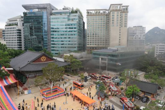 조계사 옆 건물 화재 발생 - 10일 서울 종로구 조계사 옆 한국불교역사문화기념관 국제회의장에서 화재가 발생해 소방관들이 출동해 있다. 2025.6.10 연합뉴스