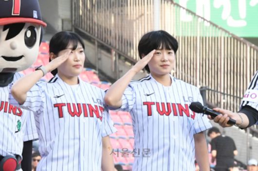 김해나(오른쪽) 소위와 조시은 소위가 10일 서울 잠실구장에서 열린 LG 트윈스와 SSG 랜더스의 경기에 앞서 경례하고 있다. 김 소위는 천안함 피격 당시 전사한 김태석 원사의 딸, 조 소위는 제2연평해전 당시 전사한 조천형 상사의 딸이다. 2025.6.10 해군 제공