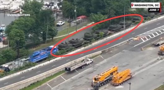 14일 예정된 열병식을 위해 에이브럼스 탱크 28대 등 주력 전차들이 속속 워싱턴 DC로 몰려들고 있다. 로이터 통신 영상 캡처