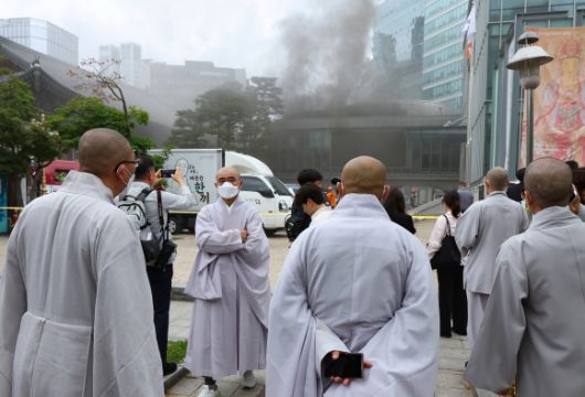 조계사 옆 건물 화재 발생 - 10일 서울 종로구 조계사 옆 한국불교역사문화기념관 국제회의장에서 화재가 발생한 가운데 스님들이 현장을 바라보고 있다. 2025.6.10 연합뉴스