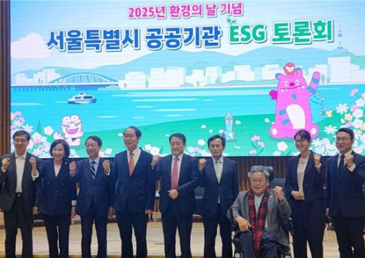 이숙자 운영위원장(왼쪽 두 번째 위치)이 기념촬영을 하고 있다.