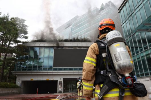 진화작업 펼치는 소방관들 - 10일 서울 종로구 조계사 옆 불교중앙박물관에서 화재가 발생해 소방관들이 진화작업을 펼치고 있다. 2025.6.10 연합뉴스