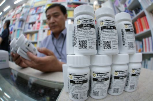 23일 오후 서울 종로구 코로나19 치료제 지정약국인 종로 열린약국에서 약국장이 코로나19 치료제 중 하나인 라게브리오를 정리하고 있다. 2025.5.23 뉴스1