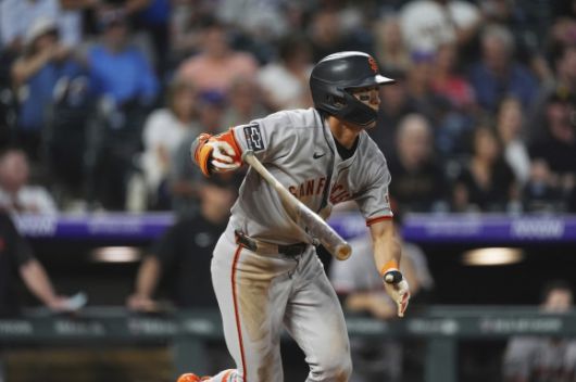 이정후(샌프란시스코 자이언츠)가 11일(한국시간) 미국 콜로라도주 덴버 쿠어스필드에서 열린 2025 미국프로야구 메이저리그(MLB) 정규시즌 콜로라도 로키스와의 원정 경기에서 타격하고 있다. AP 연합뉴스