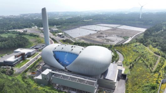 제주시 구좌읍 동복리 주민들이 제주도에 농경지 폐열지원사업 이행을 요구하며 지난 7일부터 도내 쓰레기의 대부분을 처리하는 제주환경자원순환센터의 진입로를 봉쇄했다. 사진은 10일 오전 제주환경자원순환센터의 모습.  연합뉴스