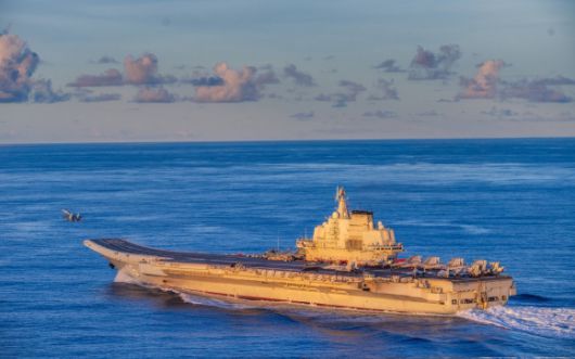 서태평양 해역에서 훈련 중인 중국 해군 랴오닝함에서 함재전투기가 이륙하는 모습. 출처=중국 해군 엑스