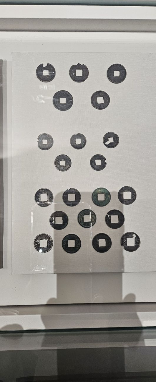 사진 위쪽부터 중국 왕망이 세운 신나라때 주조한 동전대천오십전, 화천, 중국 한무제때 주조된 중국 역사상 가장 오랜 기간에 걸쳐 유통된 화폐 동전 오수전. 제주 강동삼 기자