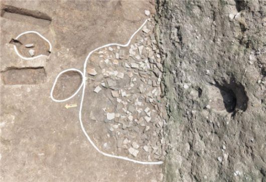 통일신라시대 흙으로 만들어진 기와가 버려진 폐와무지. 공주시 제공