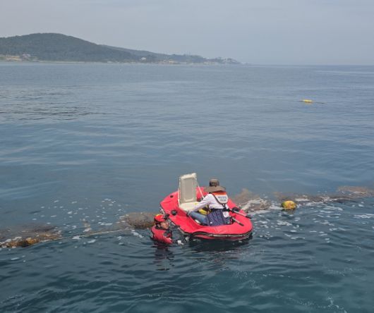 고무보트에 바람이 빠져 표류 중. 포항해양경찰서 제공