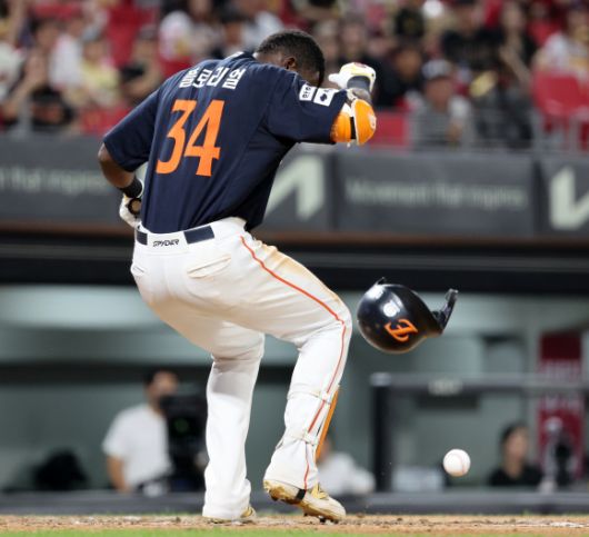 한화 이글스 에스테반 플로리얼이 8일 광주기아챔피언스필드에서 열린 2025 KBO리그 정규시즌 KIA 타이거즈와의 원정 경기에서 공에 손을 맞고 있다. 광주 연합뉴스