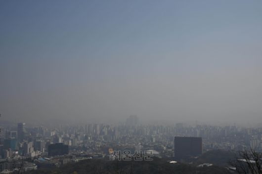 수도권지역에 미세먼지 나쁨 수준을 보인 1일 오전 서울 남산에서 본 서울시내가 뿌옇게 보이고 있다. 도준석 전문기자