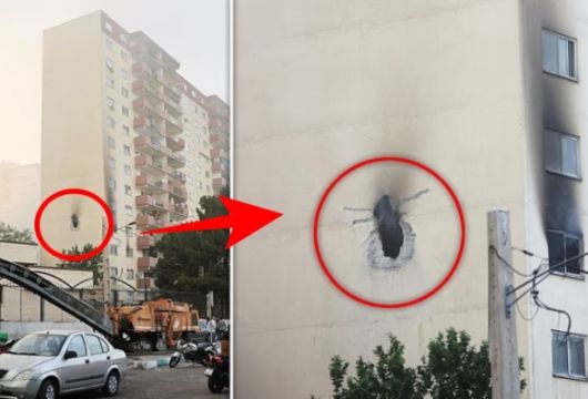 주거용으로 보이는 이란 수도 테헤란 인근 아파트 외벽에 미사일 또는 드론 공습 과정에서 생긴 것으로 추정되는 거대한 구멍이 나 있다. 2025. 06. 12 로이터 연합뉴스