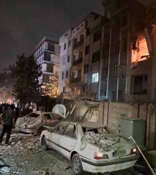 12일(현지시간) 이스라엘군의 공습을 받은 이란 테헤란에서 불타고 있는 한 건물의 모습. EPA 연합뉴스