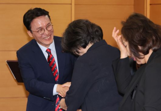 물가 안정 간담회 참석하는 김민석 총리 후보자 - 김민석 국무총리 후보자가 14일 서울 종로구 통의동 금융감독연수원에 마련된 청문회 준비단 사무실에서 식품·외식업 협회와 전문가 등이 참석한 가운데 열린 밥상물가 안정을 위한 경청 간담회에 참석하며 인사를 나누고 있다. 2025.6.13 연합뉴스