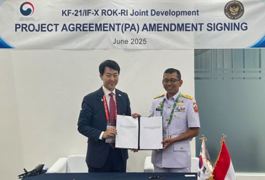한-인니, KF-21 공동개발 기본합의서 개정안 서명 - 방위사업청은 지난 11일부터 12일까지(현지 시간) 인도네시아에서 열린 글로벌 방산전시회 인도 디펜스에 참가해 KF-21 공동개발 등 양국 간 방산협력 강화를 위한 활동을 수행했다고 13일 밝혔다. 노지만(왼쪽) 한국형전투기사업단장과 스리얀또 예비전력총국장이 공동개발 기본 합의서 개정안에 서명 후 기념촬영 하고 있다. 방위사업청 제공