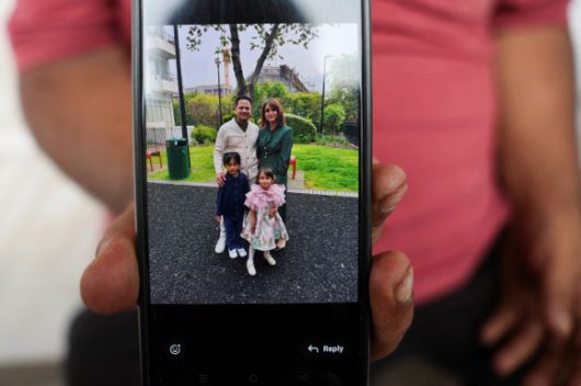 13일(현지시간) 인도 서부 아메다바드의 한 병원에서 에어인디아 AI171편 추락사고 유족이 사고로 희생된 일가족의 사진을 보여주고 있다. 2025.6.13 아메다바드 로이터 연합뉴스