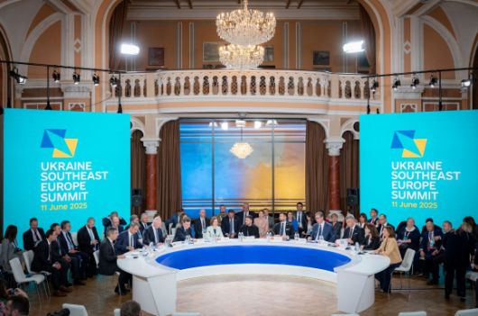 11일(현지시간) 우크라이나 남부 항구도시 오데사에서 열린 우크라이나-동남유럽 정상회의에 발칸반도에 친(親)러시아 성향이 가장 강한 국가로 꼽히는 세르비아의 알렉산다르 부치치 대통령을 비롯해 니쿠쇼르 단 루마니아 대통령, 유럽연합(EU) 가입을 추진 중인 친유럽 성향 산두 마이아 몰도바 대통령, 로젠 젤랴즈코프 불가리아 총리 등이 참석해 있다. 2025.6.12 로이터 연합뉴스(우크라 대통령실)