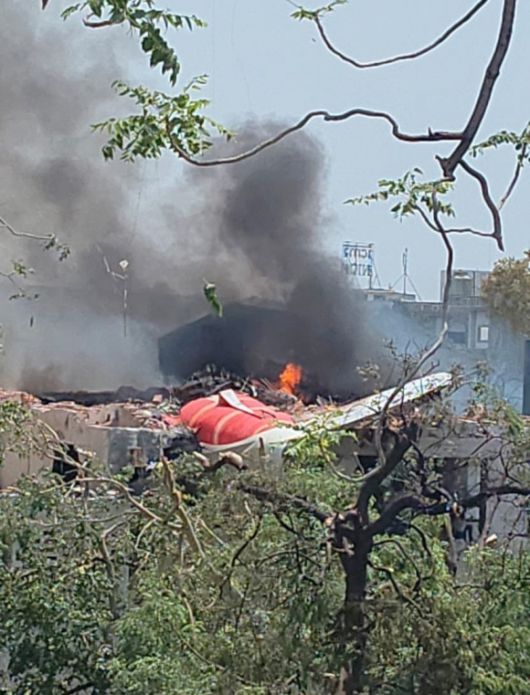 242명을 태운 에어인디아 여객기가 12일(현지시간) 인도 서부 구자라트주 아마다바드 공항 근처에서 추락했다. 사진은 추락한 사고 여객기 동체. 2025.6.12 엑스