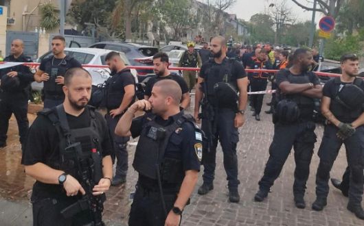 2025년 6월 14일(현지시간) 이스라엘 중부 리숀 레지온의 주거용 건물에 이란 미사일이 직접 타격을 가한 피해 현장에 있는 경찰관들. 출처=이스라엘 경찰