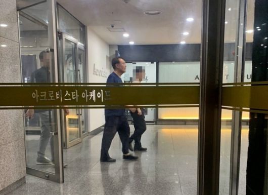 목격자 A씨는 지난 13일 “상가에 담배 피우러 나갔다가 (윤 전 대통령을) 봤다”라며 엑스(X·옛 트위터)에 사진 한 장을 올렸다. 2025.6.13 엑스