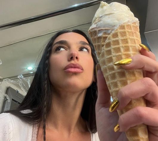팝스타 두아 리파는 평소 아이스크림에 올리브오일을 뿌려 먹는다고 밝혀 눈길을 끌었다. 인스타그램 캡처