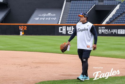 한화 이글스 류현진이 14일 대전 한화생명볼파크에서 열린 2025 KBO리그 정규시즌 LG 트윈스와의 홈 경기를 앞두고 몸을 풀고 있다. 한화 이글스 제공