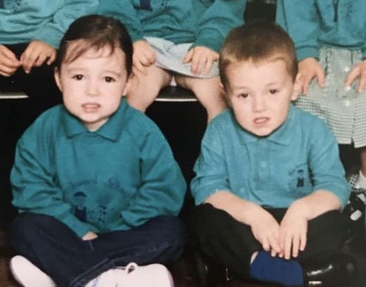 영국에서 소셜미디어(SNS)를 통해 연락을 주고받다 결혼하게 된 부부가, 사실은 20여년 전 유치원 시절 나란히 앉아 찍은 단체 사진 속 ‘짝꿍’이었다는 사실이 뒤늦게 밝혀져 화제를 모으고 있다. 틱톡